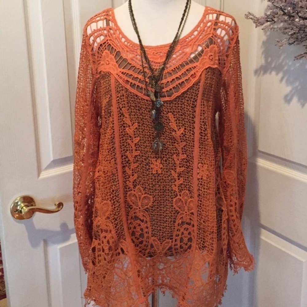 🎉🎈HOST PICK🎈🎉 Peach/rust "lace" top